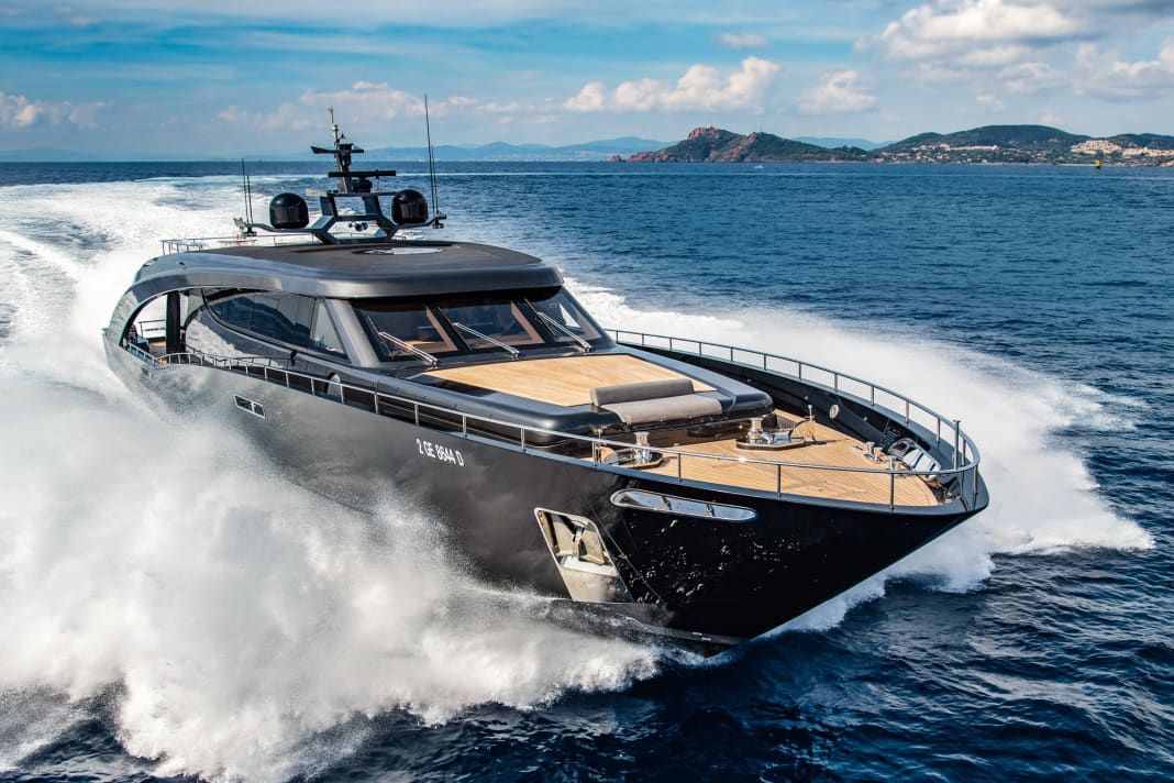 Waterjet power: three 1397-kilowatt MANs supply two jets plus booster. Cavalli demanded 40 knots from "Freedom", while seatrials achieved 46 knots. With the equipment, the 28 metres can reach 42 knots