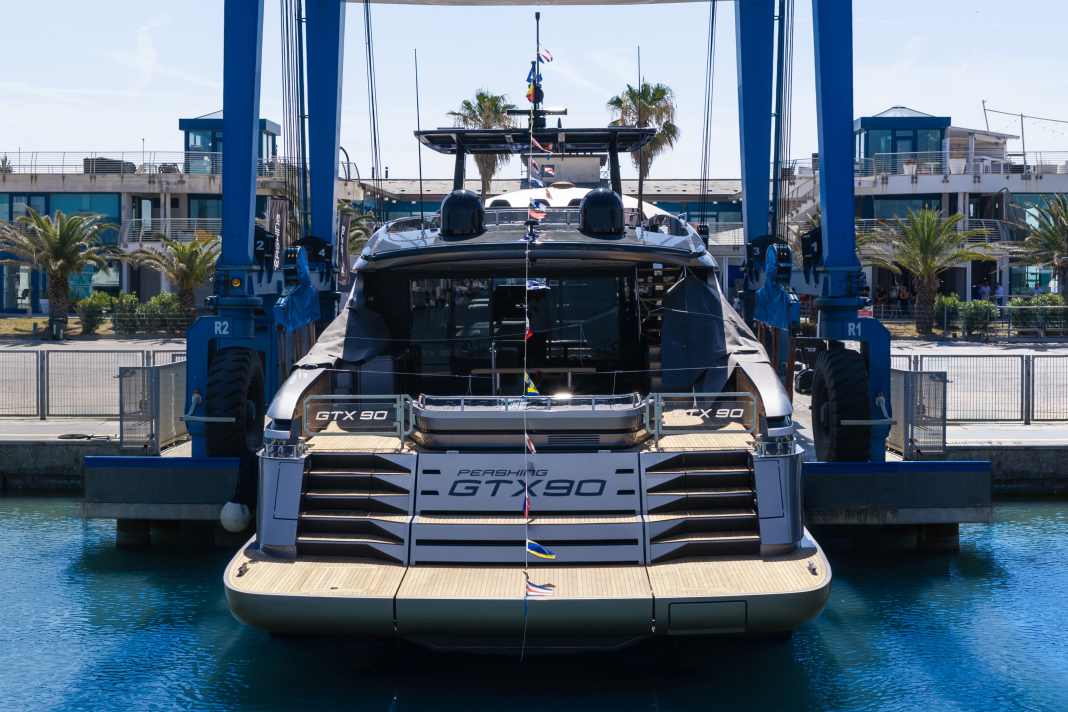 Reichlich Raum: Erstmals in der GTX-Reihe unter 100 Fuß erhielt die GTX90 unter dem Cockpit eine Doppelgarage mit Platz für einen Williams 395 SportJet und einen Sea-Doo Spark Trixx Jetski.