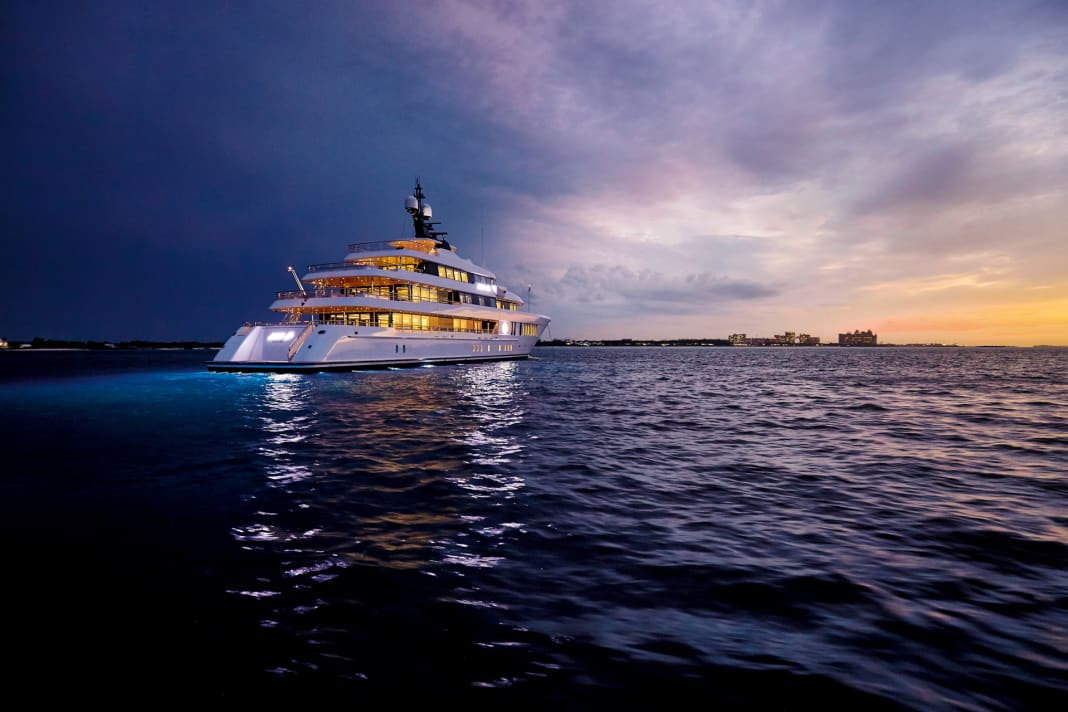 Five decks on 61 metres: only the owner sleeps on the upper deck. He invites his guests for a drink aft at the flagpole. The family lives forward on the main deck, the crew below