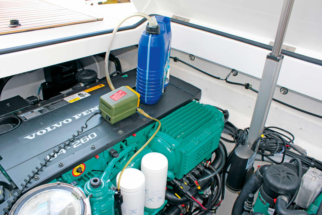 Before winter sets in, engines should be properly prepared. We’ll show you, step by step, how to look after inboard, outboard and Z-drive engines. Inboard engines: Once the engine has warmed up, the used oil is removed using a suction tool and disposed of correctly.