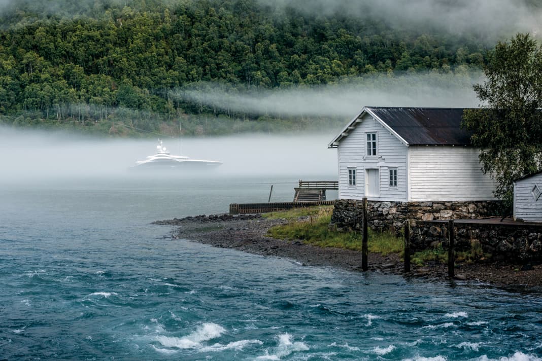 Unterwegs im Fjord: Die 50 Meter lange „Ann G“ schiebt sich durch den Nebel
