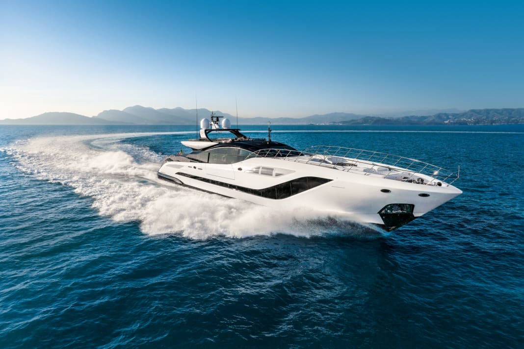 Great white shark in front, sports car behind: four MTUs work in front of four Kamewa waterjets, which is enough for more than the official 34 knots. In reality, the 50 metres plough through the waves at up to 37 knots