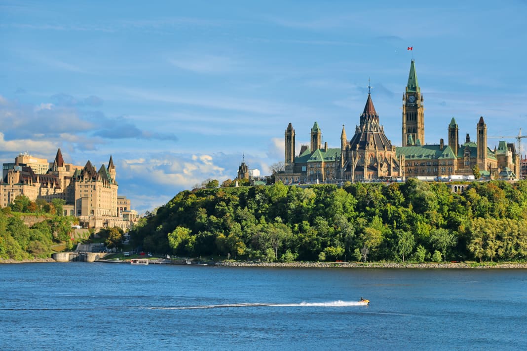 Imposanter Auftakt: Blick über den Ottawa River auf Parliament Hill, das politische Herz Kanadas. Links daneben ist die Schleusentreppe von Ottawa zu erkennen – der Beginn des Rideau Canals