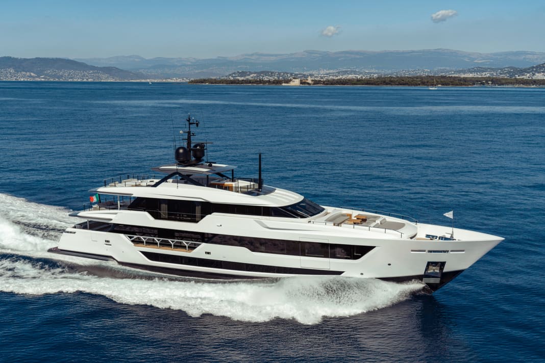 Volllast: Knapp 22 Knoten schafft die Custom Line 140. Weniger als die kleineren Schwestern, aber 6,5 Knoten mehr als eine ähnlich lange Navetta 42. Ein Merkmal des Paszkowski-Exteriors sind  die Y-förmigen Relingsstützen