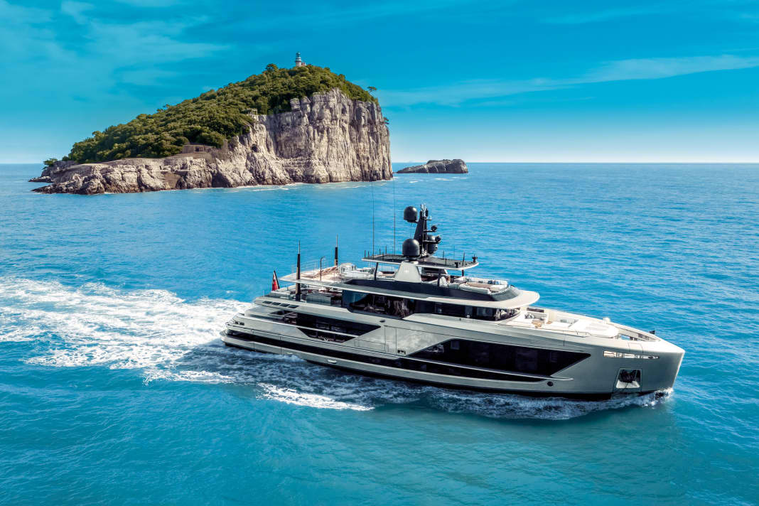 Spaceship: The US owner wanted something outstanding and unique. Paszkowski and Baglietto accepted the challenge and created voluminous 38 aluminium metres