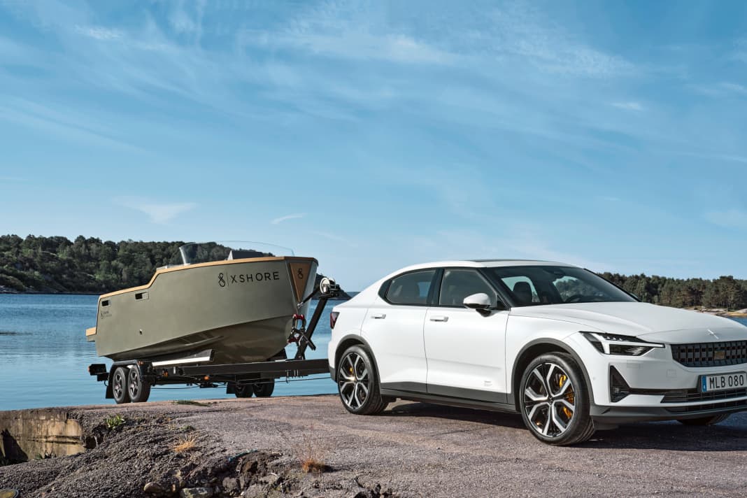 Wer elektrisch unterwegs sein will und mehr als die aktuell möglichen 2500 kg Anhängelast benötigt, muss momentan noch zum Hybrid greifen, wo Anhängelasten von bis zu 3500 kg möglich sind. Rein elektrische Kombi: Polestar 2 mit XShore 1 E-Boot. Das Auto zieht bis zu 1500 kg