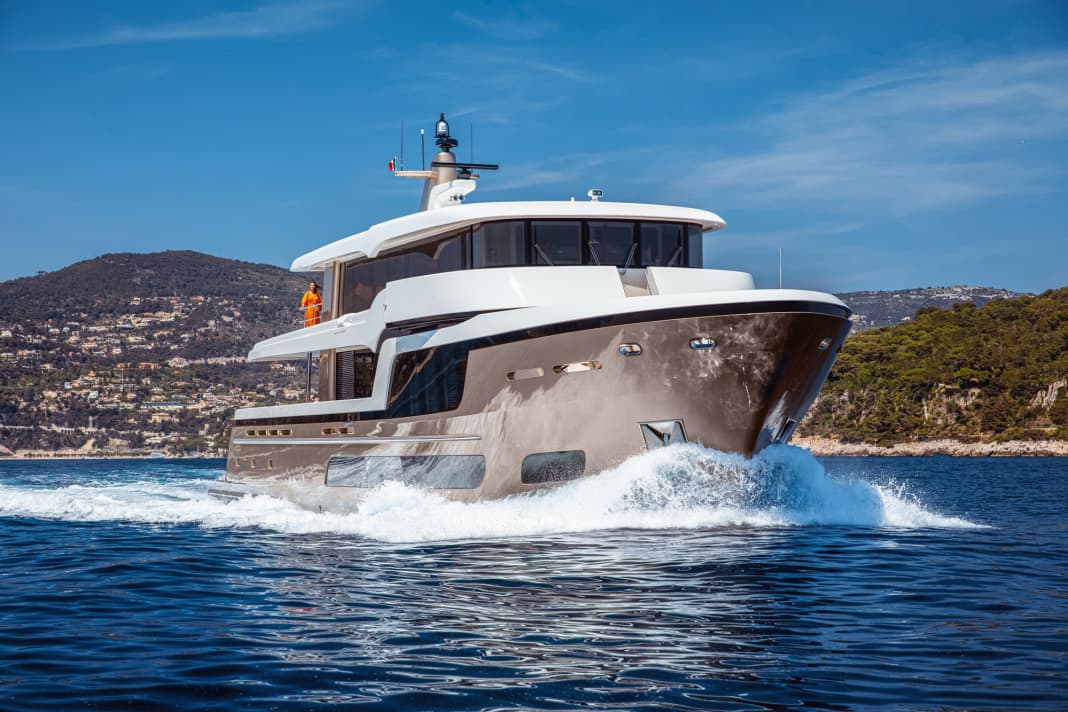 Gute Fahrt, Lady: Ginton Naval Architects berechneten den Rumpf, vor allem den Bereich unterhalb der Wasserlinie.  Ein festes Hull-Vane-Foil am Heck optimiert den Fahrkomfort, erhöht die Reichweite und flacht die Heckwelle ab