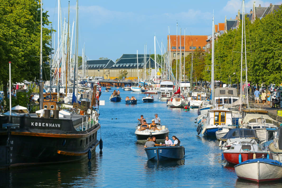 Mitten durch Kopenhagen: Der Christianshavns Kanal gehört zu jeder „Stadtrundfahrt“ auf dem Wasser dazu | Fotos Morten Strauch
