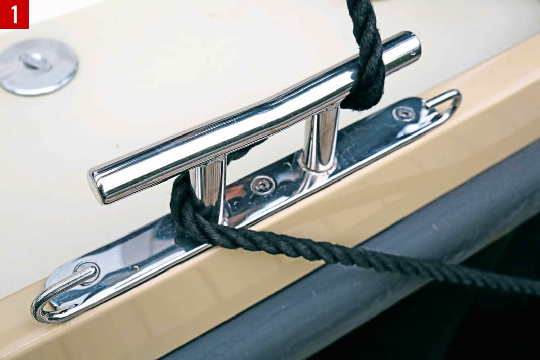 Wrap the mooring line 180 degrees round the cleat. This usually provides sufficient friction. The taut end must lead away from the cleat. Otherwise, it may pinch the slack end (the line is also routed as shown here when it needs to be slackened).