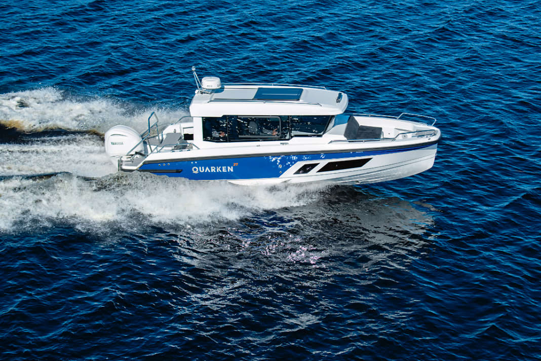 1. Quarken 27 Cabin (SE): 8.35 m long, 2.59 m wide, displacement 2700 kg (without centreboard). With 1 x 300 hp outboard: € 105,900