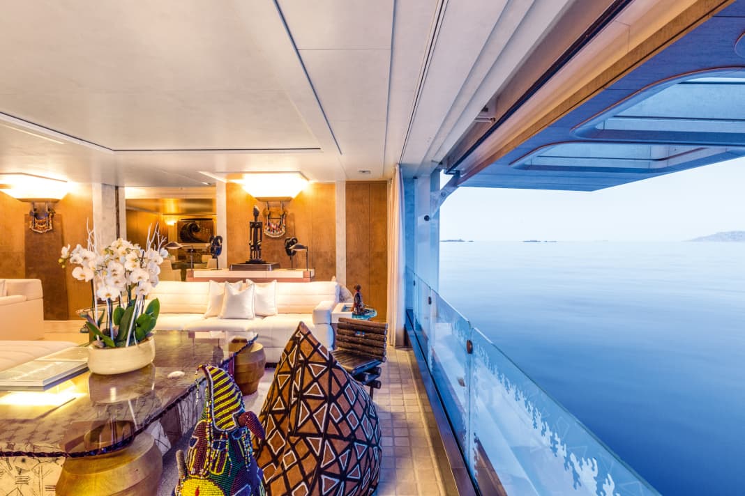Ethno look: The large saloon on the main deck presents the furnishing style of this exceptional concept. The wall of the superstructure, which can be opened upwards together with the glazing, has never before been repeated in a design of this format