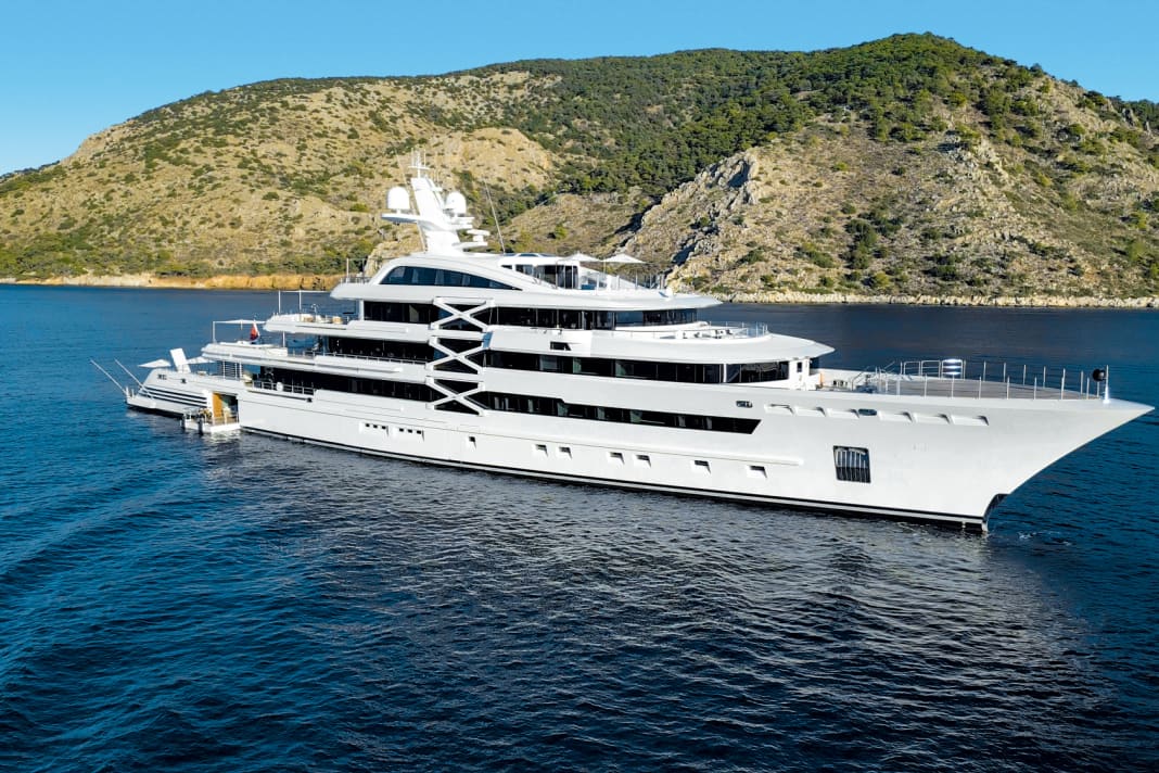 Außenansichten: Der ursprüngliche Ken-Freivokh-Entwurf blieb erhalten. Golden Yachts optimierte den 2007 auf Kiel gelegten Rumpf, verlängerte im Heck um drei Meter und ergänzte die bereits vorhandene Atrium-Säule um das „X“ als Designmerkmal. Die vier Tender reichen von 6,30 bis zehn Meter