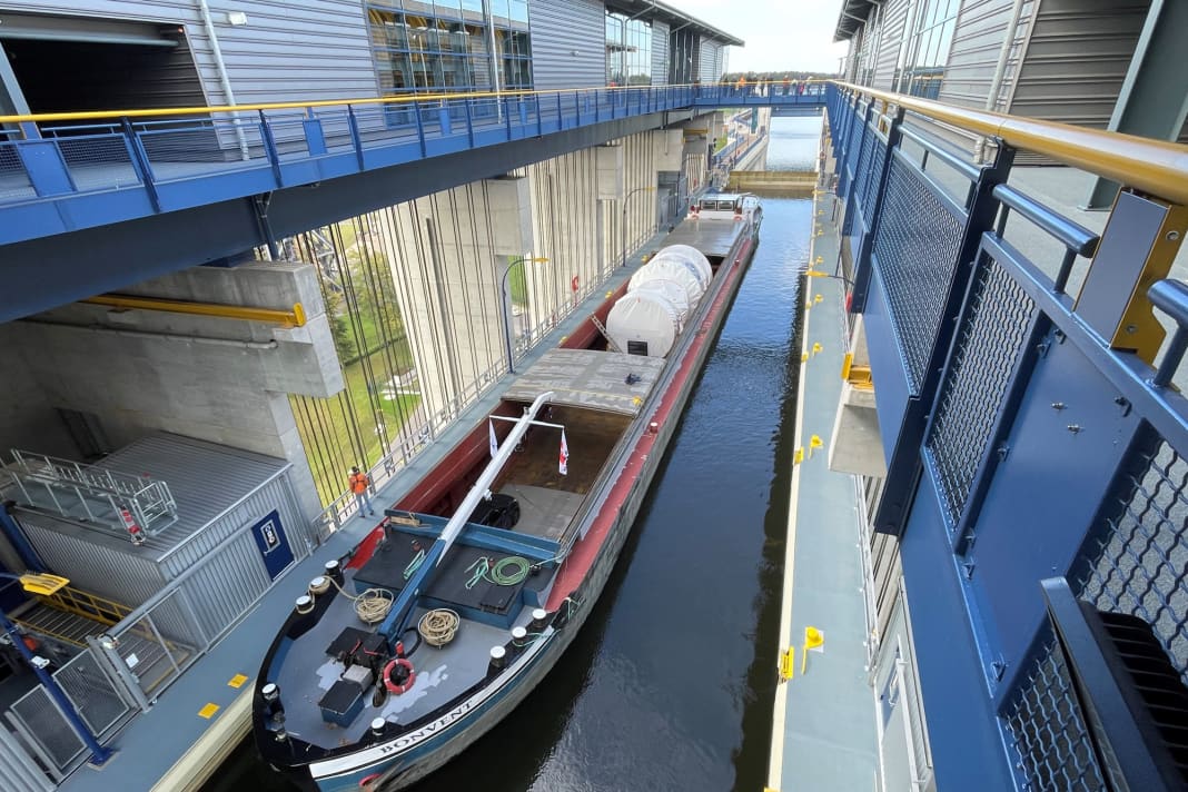 10 October 2022: first special transport through the new Niederfinow ship lift with a 390 t, 5.60 m high turbine