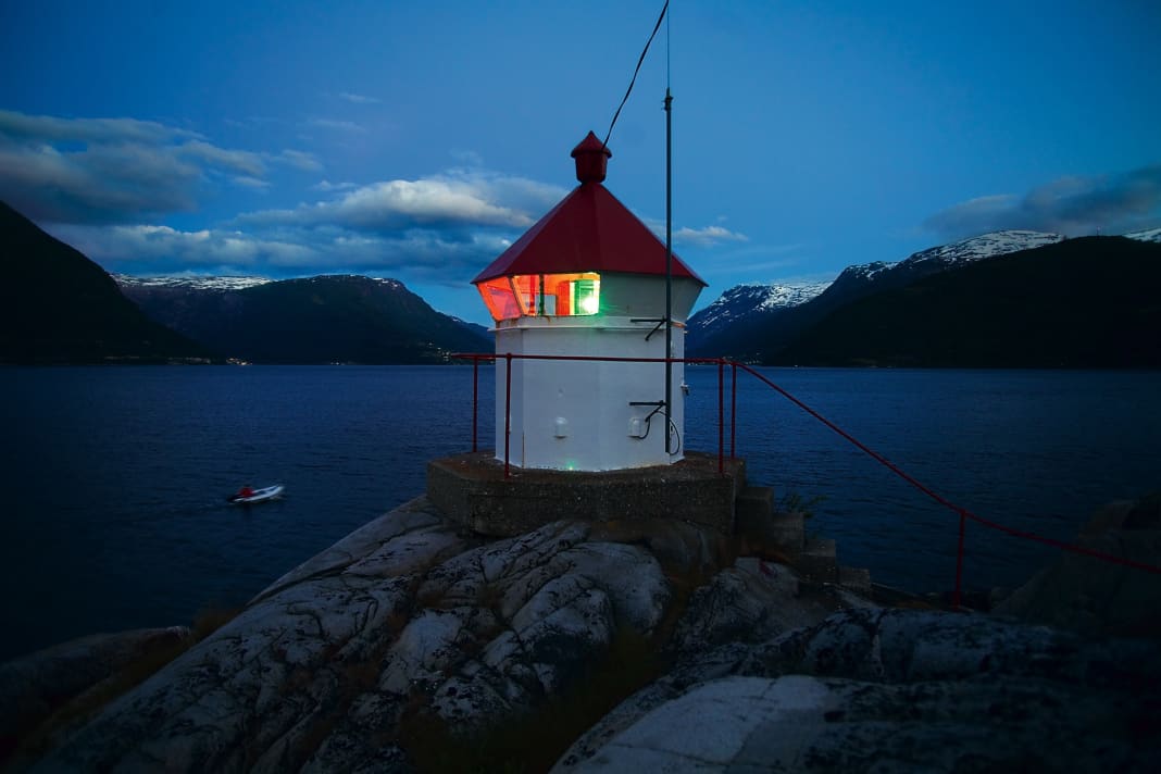 Selbst um Mitternacht ist es hell genug, um vor dem Leuchtturm von Slåttenes im Utnefjord auf Sicht zu fahren.