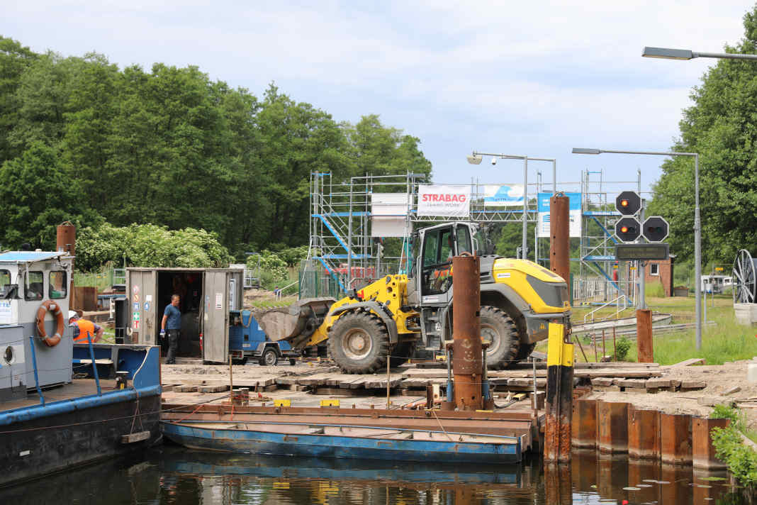 Eile ist hier fehl am Platz: Erzwungene Pause vor der Schleuse Schorfheide. Bei einer Reise durch die Uckermark empfiehlt es sich, genügend Lesestoff mitzunehmen. Handynetz sucht man hier abschnittsweise vergeblich