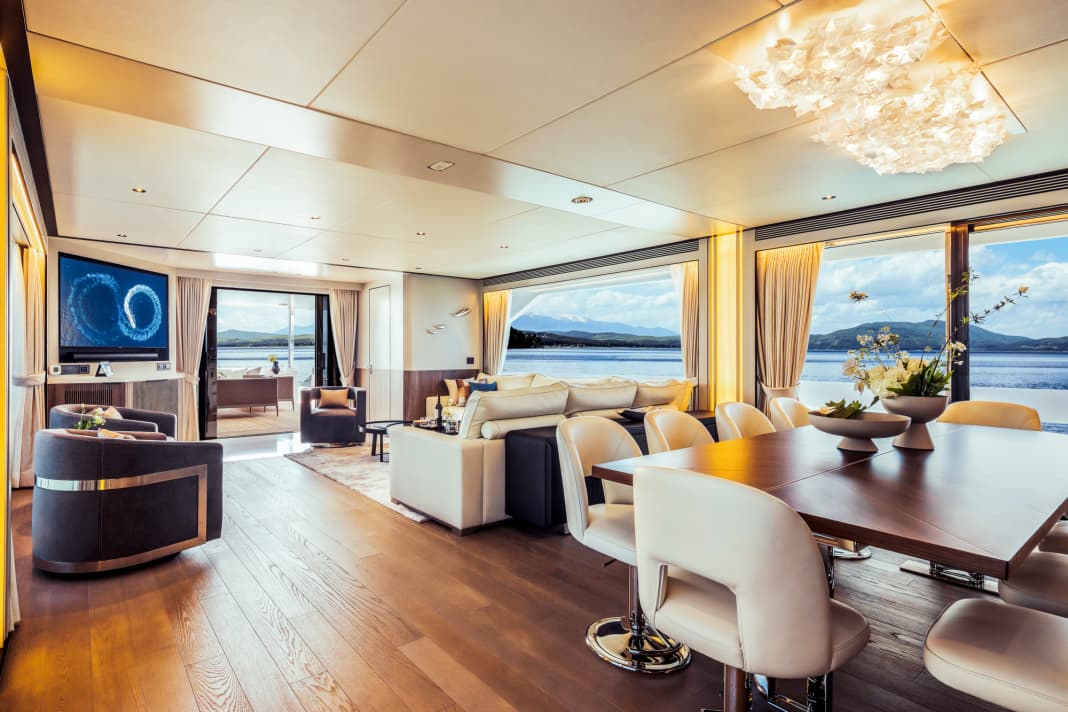 Salon: Der Speiseplatz für zehn Gäste verwandelt sich morgens in eine schmale Frühstücksbar. Den Kronleuchter lieferte die italienische Firma Slamp