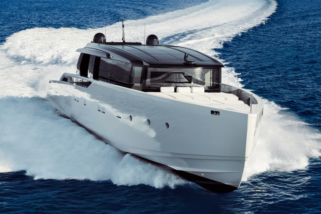 Wasserkraftwerk: Drei MAN-Diesel geben je bis zu 1471 Kilowatt an die MJP-Waterjets weiter.  Der von Marco Arnaboldi entworfene GFK-Rumpf  geht effizient und mit  bis zu 40 Knoten durch  das Wasser