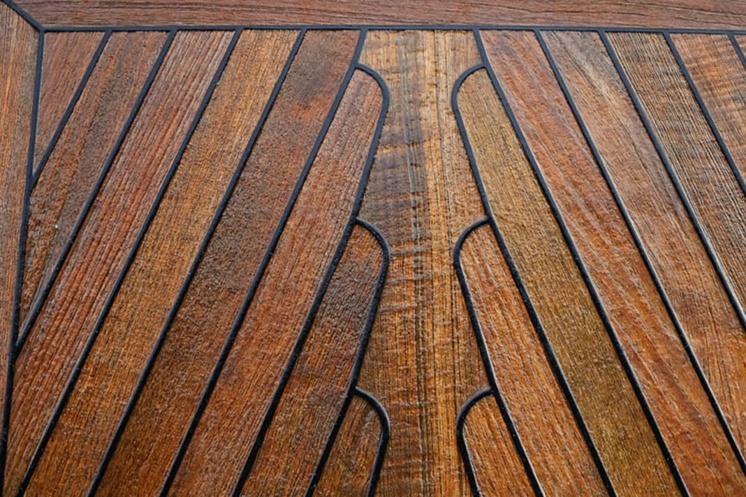 Schritt 1 - Reinigen: Das Deck wird abgespült, abgewaschen und noch nass weiterbehandelt. Für die laufende Pflege entfällt die aufwendige Tiefenreinigung