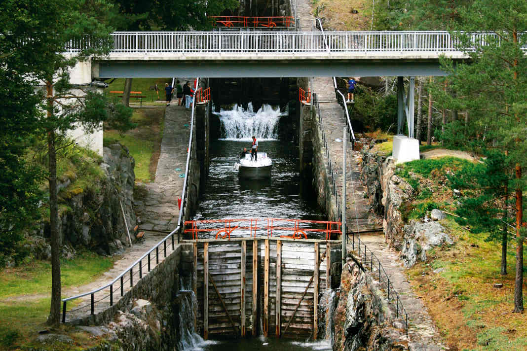 Ohne Schleusen unmöglich: Bei Vrangfoss in Südnorwegen überwindet der historische Telemarkkanal eine 23 m hohe Felswand. In Deutschland sind solche Schleusentreppen inzwischen durch einzelne Großbauwerke ersetzt worden