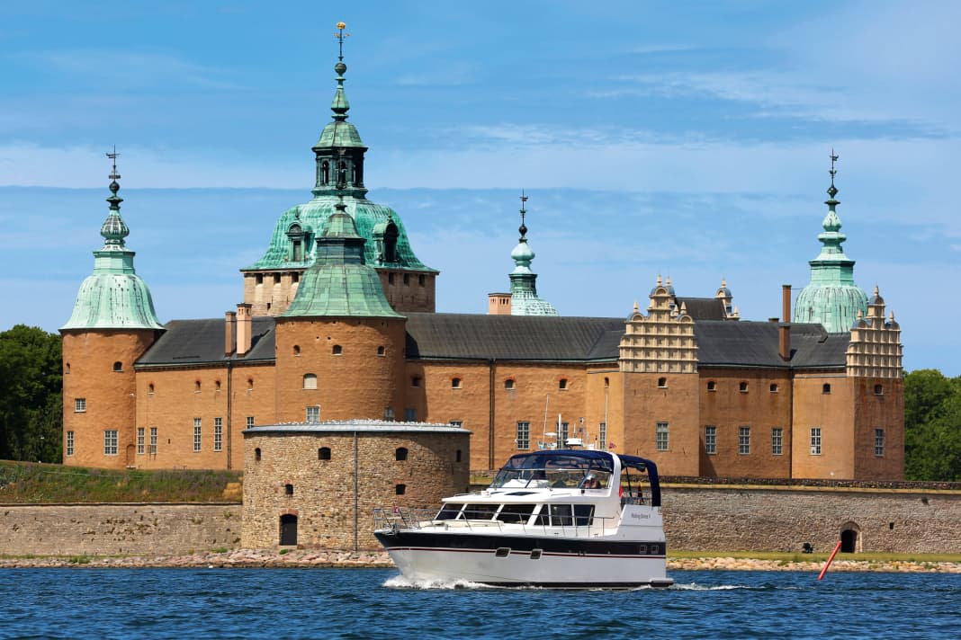 The "Rolling Swiss 2" cruises in front of the imposing backdrop of Kalmar Castle