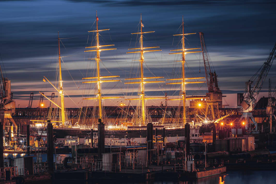 Die Viermastbark "Peking" mit angestrahltem Rigg in Hamburg