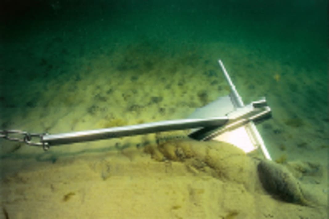 Sand: Unter Wasser verhält sich Sand fast flüssig, verfestigt sich jedoch unter Druck und bildet damit die ideale „Grundlage“ für alle Anker, die sich eingraben. Auch Lehm ist weich, verfügt aber nicht über die gleiche Haltekraft, sodass Anker hier leichter ausbrechen können