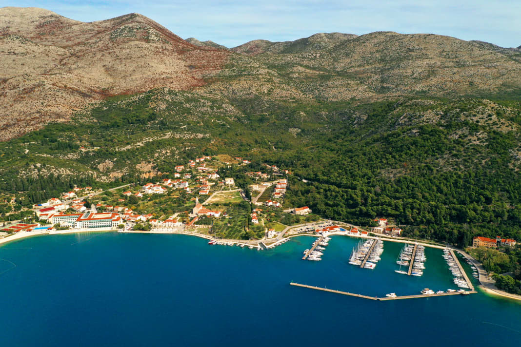 Von der ACI Marina Slano (links und unten) bis zum Ortskern gibt es eine Promenade...