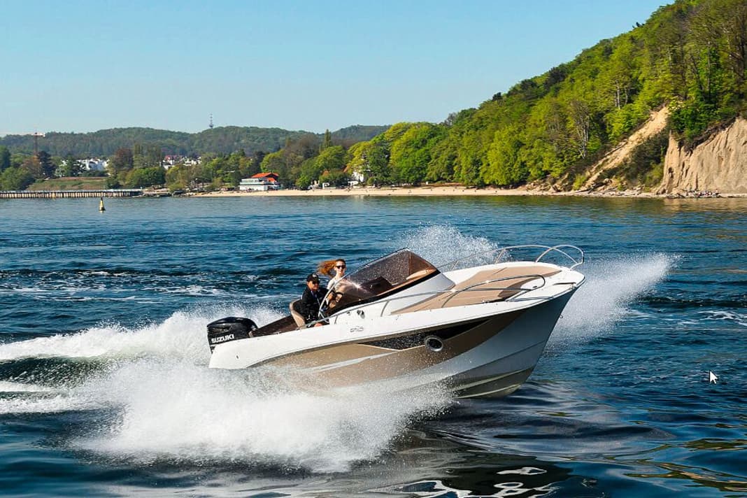 Galia 700 Sundeck (PL): 6,97 m lang, 2,55 m breit, Verdrängung (o.M.) 1800 kg. Mit 1x 150-PS-Außenborder: ab 88.721 €