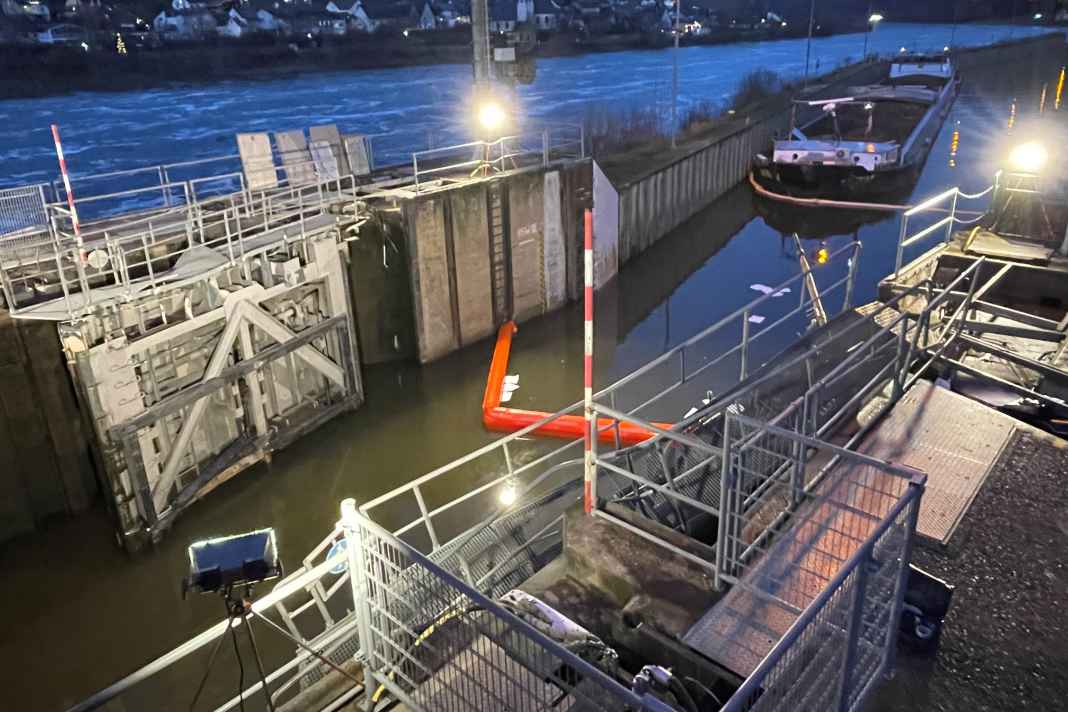 Damage to the gate wing, on the right the person responsible for the accident.