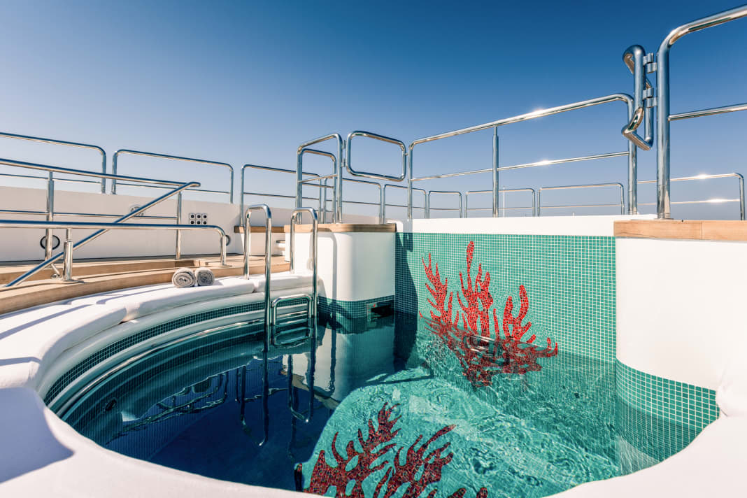 Pool und Patio: Das Korallenmosaik an der Beckenwand nimmt den Namen der Yacht auf