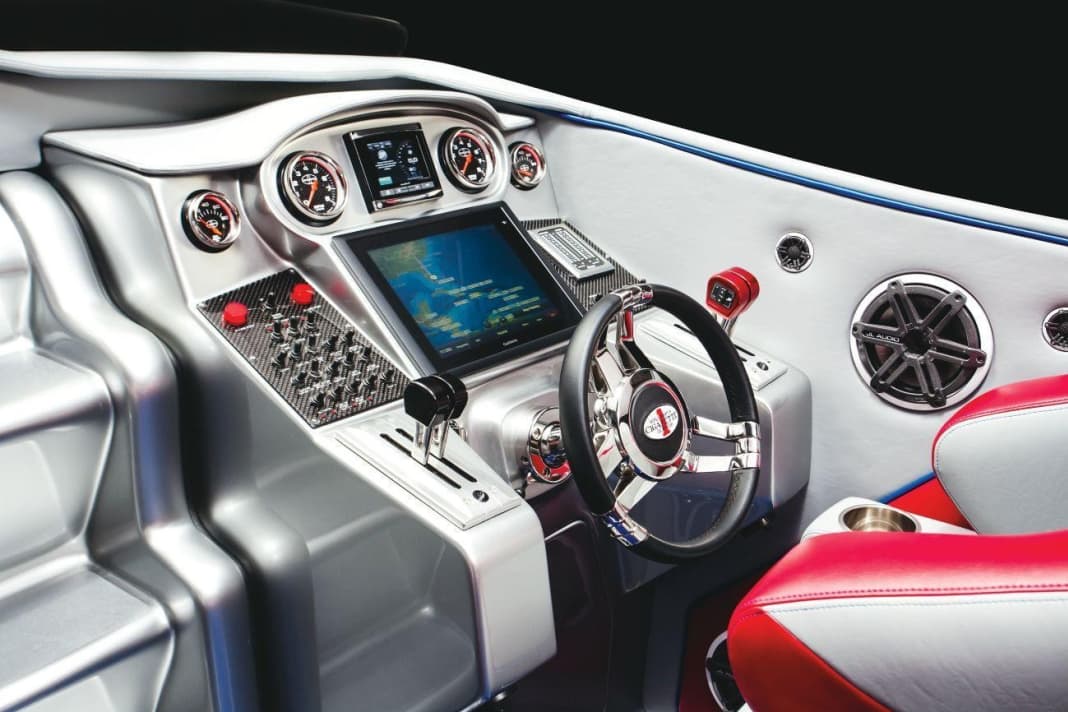 The steering position is clearly structured and has two lever racing controls, two rev counters and a trim indicator.