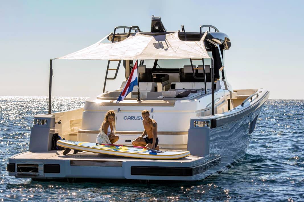 Launching platform: On the port side there is a jetty with bathing steps when the stern goes down. The lazarette is located in the centre in front of it