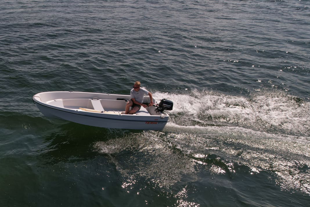 Für unseren Test mit fünf unterschiedlichen Außenbordmotoren haben wir immer dasselbe Boot – die Terhi 400 – verwendet. Es wiegt laut Hersteller 120 Kilogramm