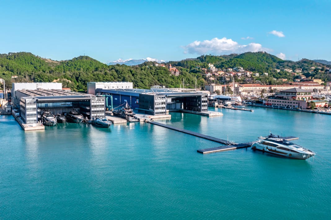Erfolg in Aquamarin: Riva unterhält in La Spezia eine  der modernsten und industriell ausgefeiltesten  Superyacht-Fertigungen. Im Dock links werden Yachten final ausgerüstet und gegenüber ausgeliefert
