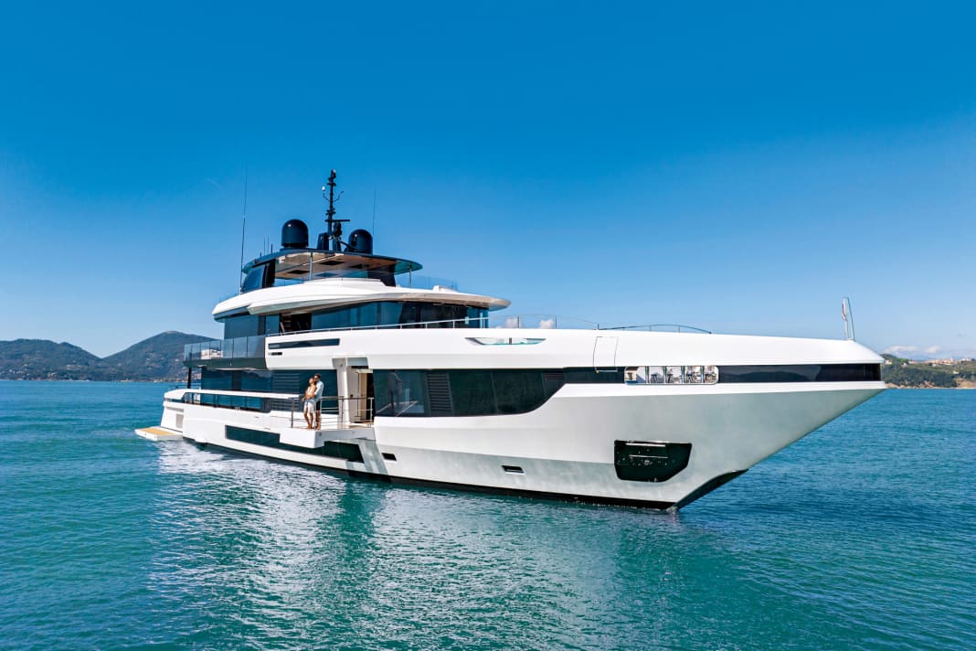 Glaspalast: Alberto Mancini zeichnete den 400 Tonner für zwölf Gäste. An Bord der Oceano 44 sollen sie sich vor allem eins: entspannen