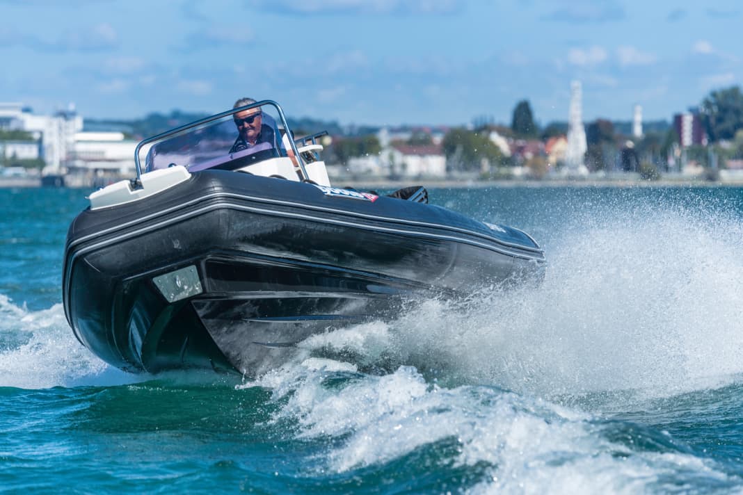 Die Brig Eagle 6.7 fühlt sich auch bei Wellen außerhalb von Küsten- gewässern wohl. Dank geringem Gewicht ist der Transport kein Problem