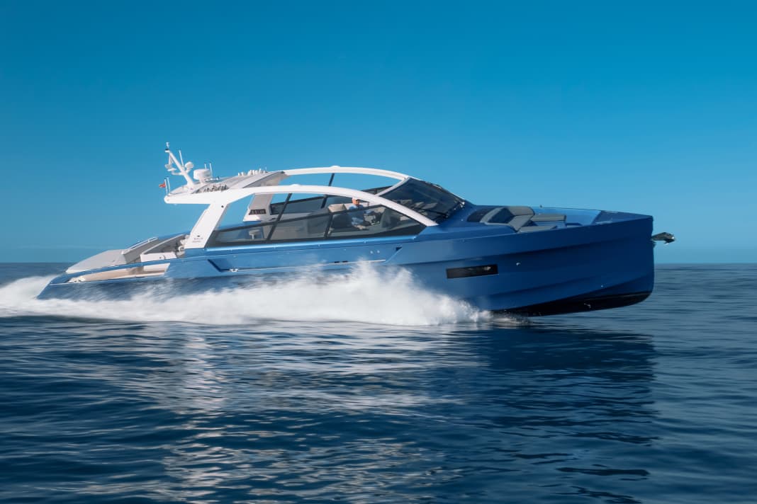 Agile: Two electric motors, each with a continuous output of 400 kilowatts, give the carbon 19-tonner a top speed of 26 knots. The first Sialia relies on a generator to increase its range