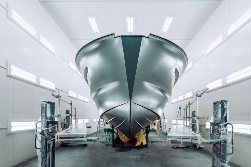 Construction site: A large winter storage facility and the new DB50 of the Stratos own brand are being built at the new shipyard in Lelystad. The hull measures 15 metres in length