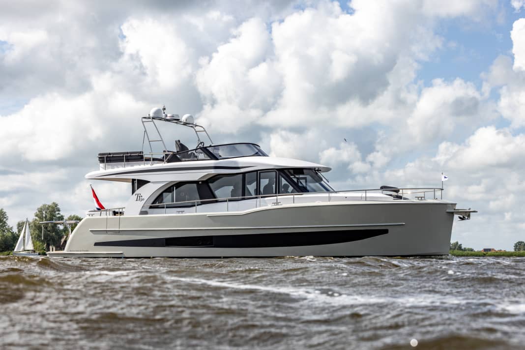 Die neue Boarncruiser 50 Traveller von der Seite. Gut zu sehen: die geschwungenen Linien der Flybridge
