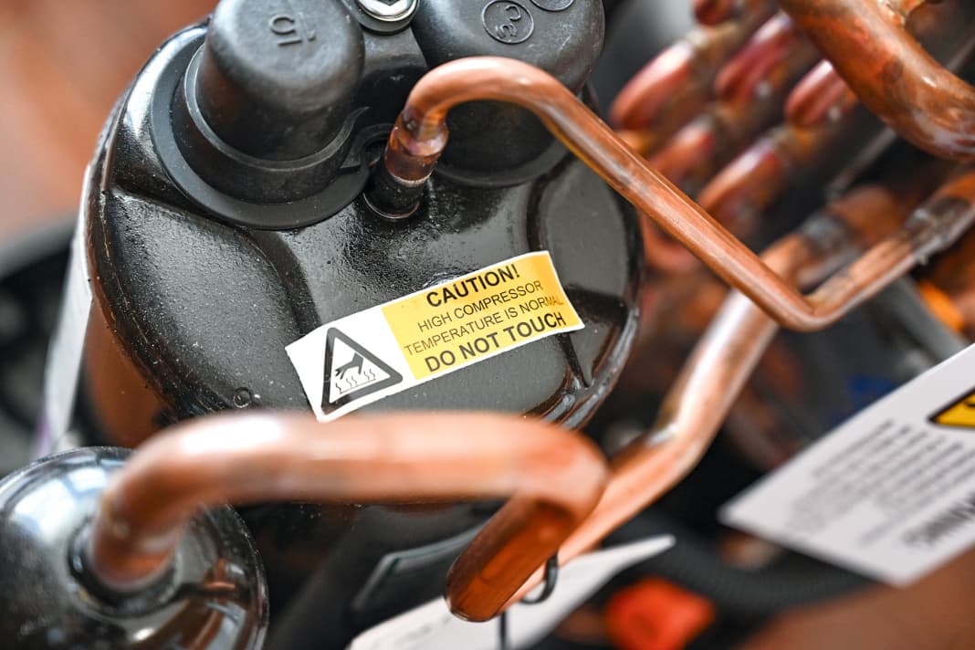 Step 1 - Compressor: Just like a refrigerator, it compresses the refrigerant, which is actually in gaseous form, so that it liquefies. The heat generated during compression is dissipated via the heat exchanger