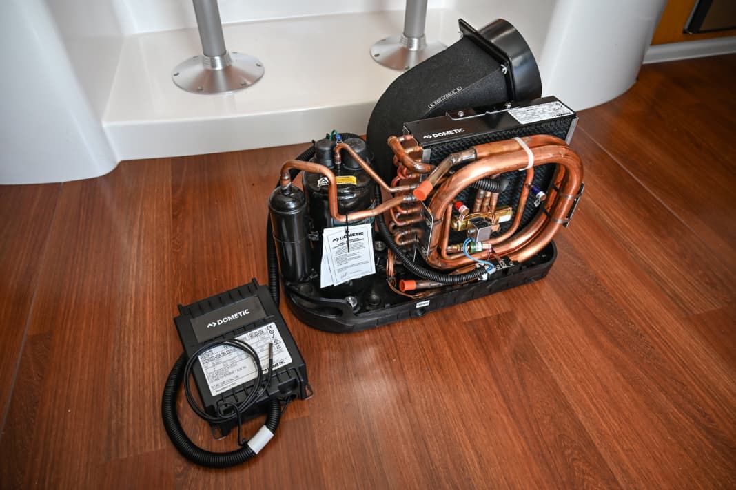 Step 1 - The heart of the system: As a compact module, the chiller fits into medium-sized storage spaces. The electrical box is permanently connected by cable