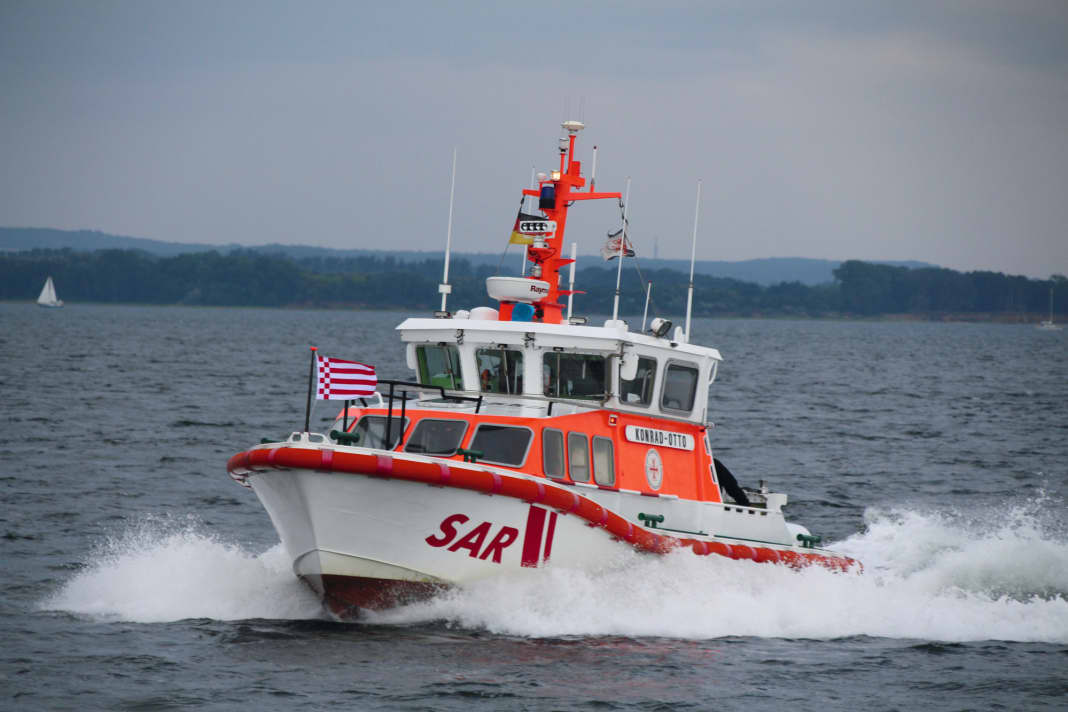 Anhand von Wind- und Strömungsverhältnissen berechnet die Rettungsleitstelle Suchgebiete, wenn keine genaue Position bekannt ist