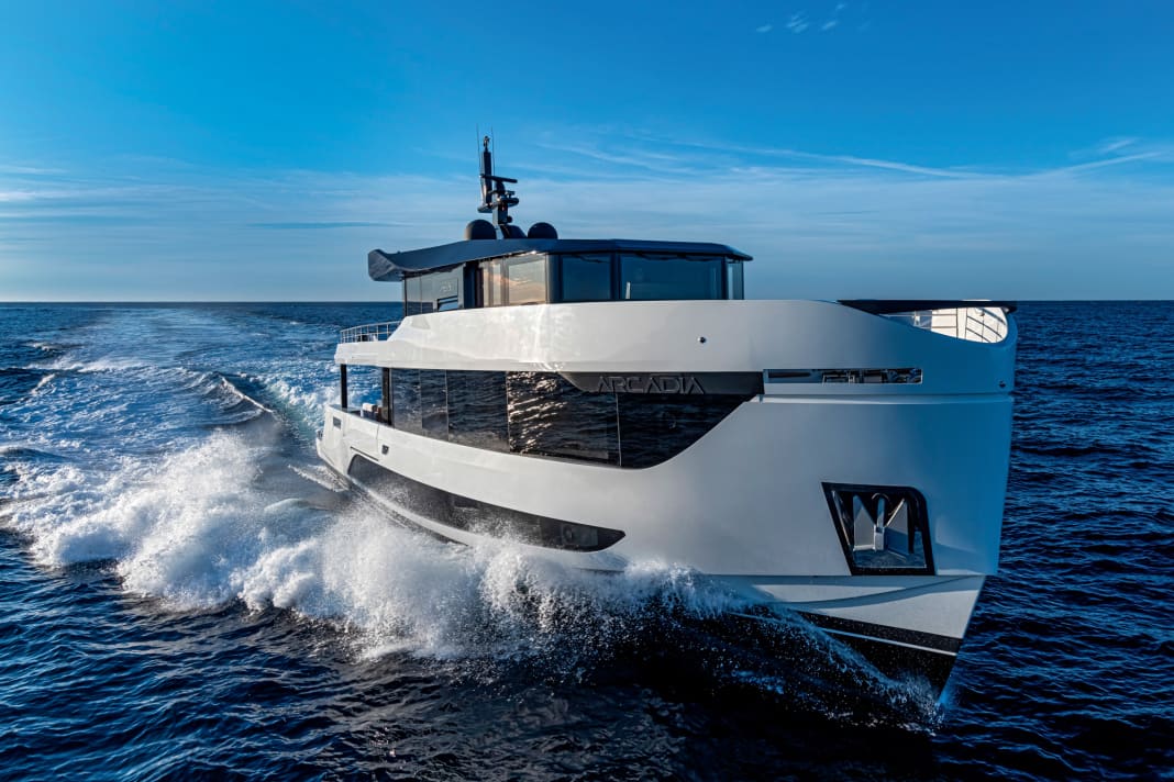 Big wave: When the four IPS units give their all, the A96 reaches a top speed of more than 23 knots; when travelling, the captain aims for around 19 knots