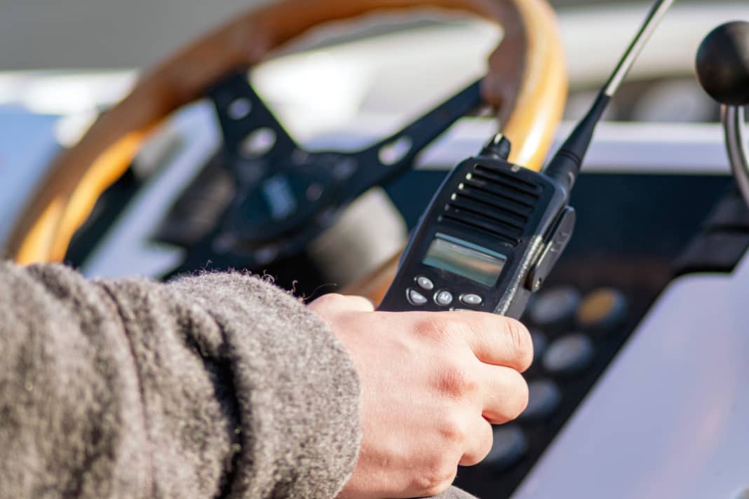 Bei Manövern kann ein Walkie-Talkie oder Headset sehr hilfreich für die Kommunikation sein. Auch beim Ankern ist viel Kommunikation zwischen der Crew auf dem Vorschiff und der am Steuer nötig: Wo ist der Sandgrund auszumachen? Passt der Abstand zu anderen Booten? Wie tief ist es hier?