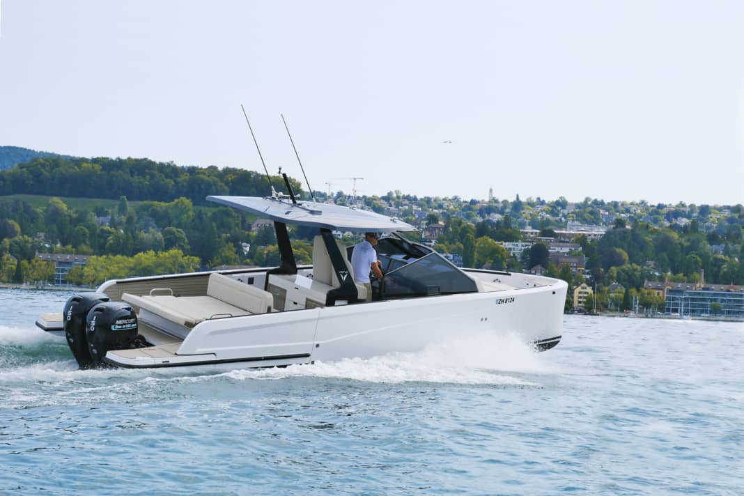 Also permitted as a twin system on Lake Constance: the two 150 hp outboard engines with catalytic converter, lambda probe and special control unit