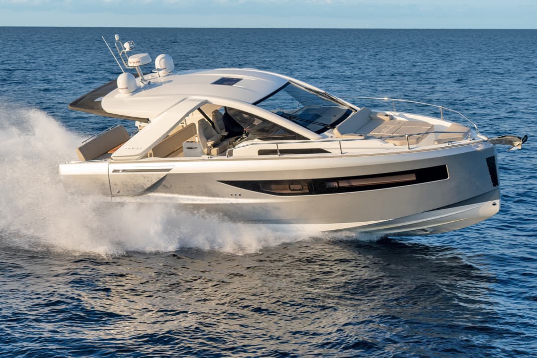 The Jeanneau DB/37 turns smoothly and safely in fast bends