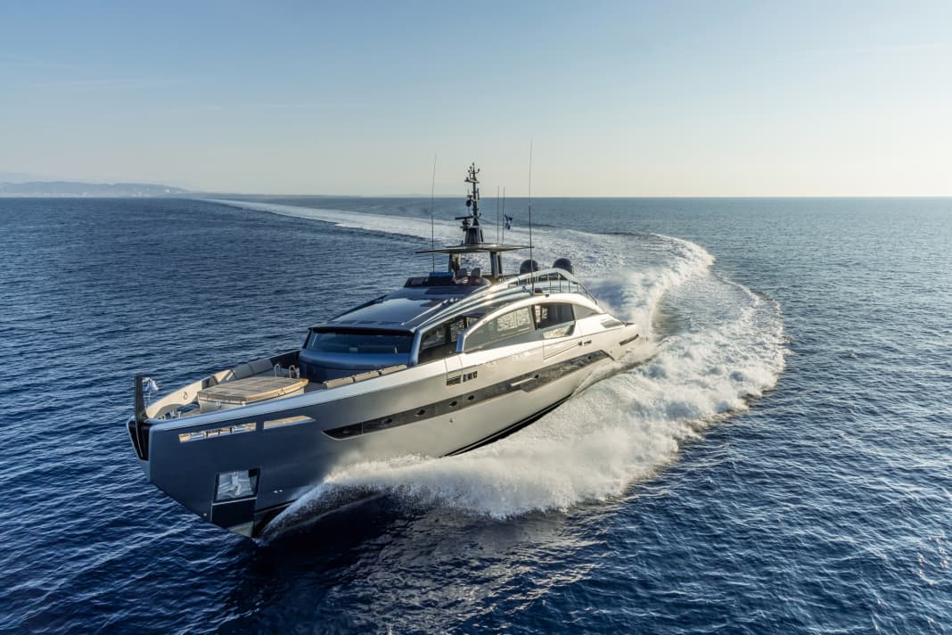 Gegensätze im Einklang: Die GTX116 läuft dank drei Waterjets bis zu 34 Knoten. Zugleich bietet sie mehr Komfort und Platz als die anderen Pershing-Modelle