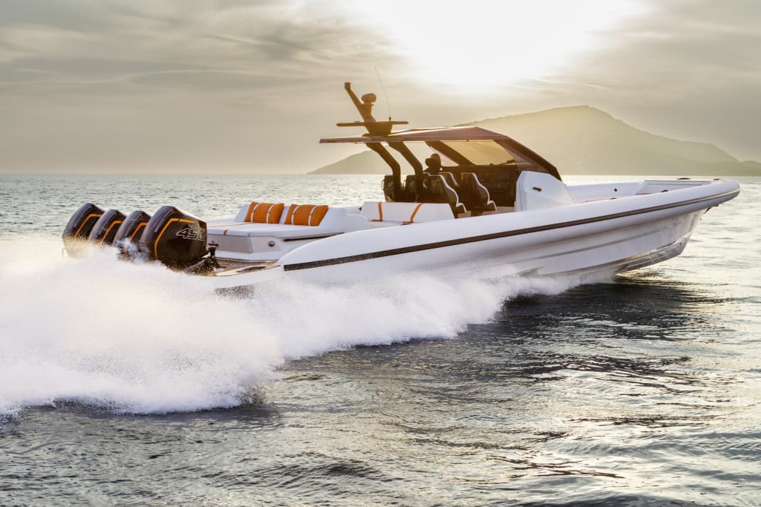 Alpha 50: Technohulls 14,95 Meter langes Flaggschiff treiben in der Vorführversion vier Mercurys 450R an. Mit fünf 500er-Aggregaten sind 85 Knoten drin