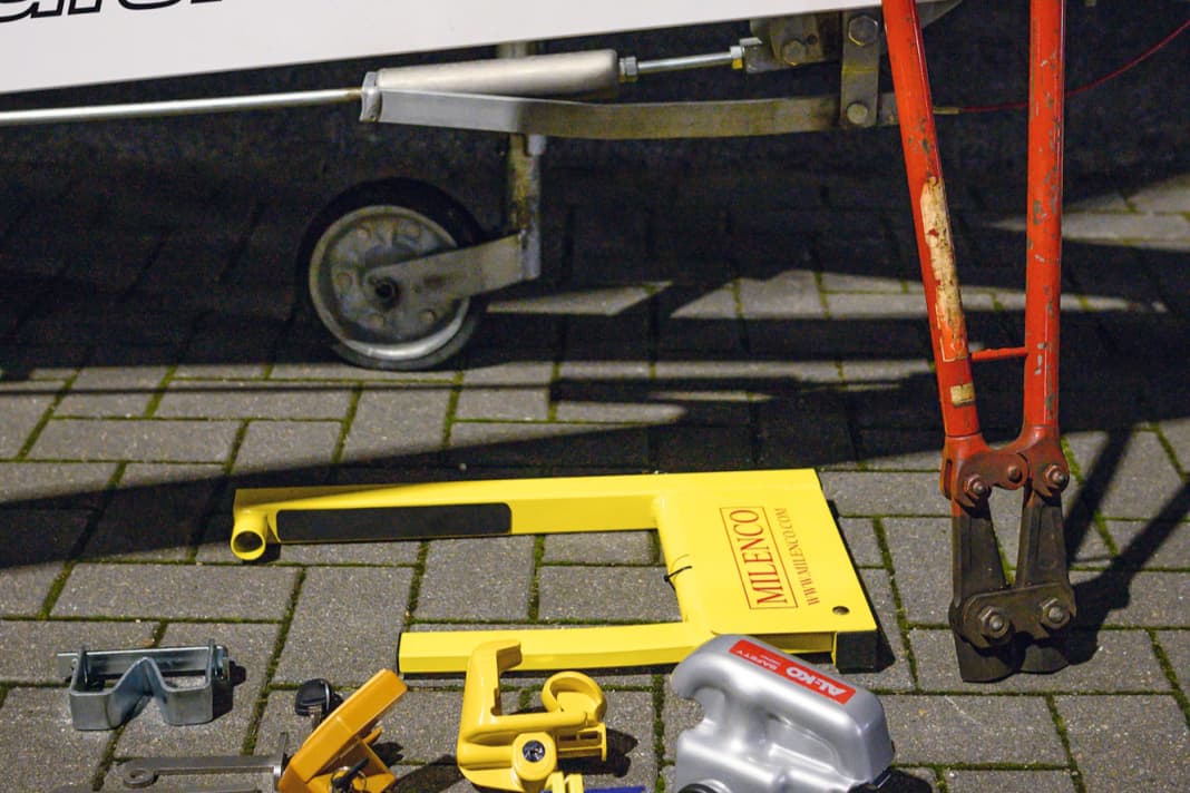 We show 14 trailer locks in more detail in the comparison test