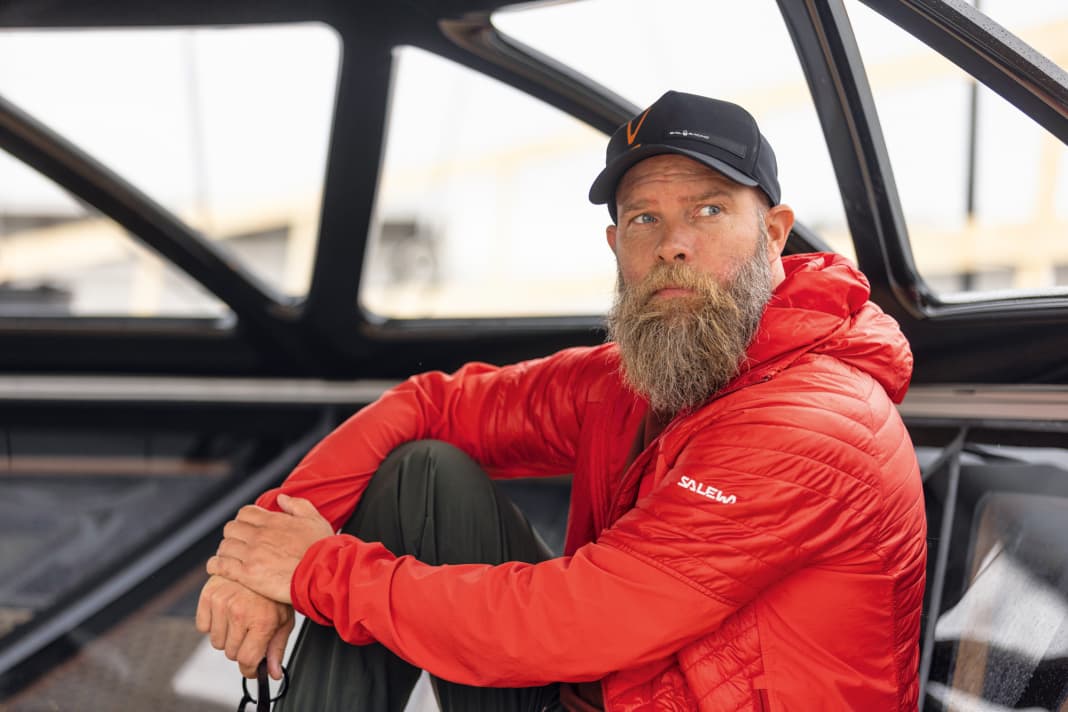 Looking forwards and backwards: Jämsén in the bird's nest cockpit of "Raven". Foilers from the 1950s provided the technical inspiration, while rattan meets carbon fibre in the interior